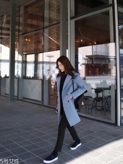 藍(lán)色大衣搭配什么包包？為你凹足造型感