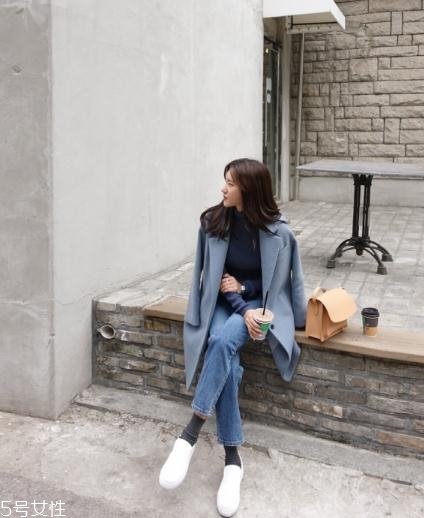 藍(lán)色大衣搭配什么包包？為你凹足造型感