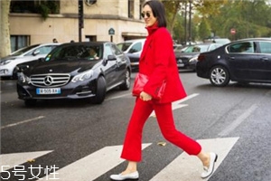 大紅色包包怎么搭配？新年就要紅紅火火