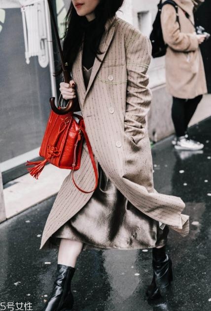 大紅色包包怎么搭配？新年就要紅紅火火