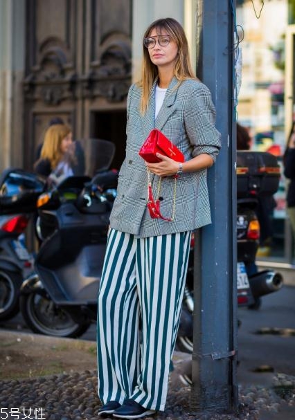 大紅色包包怎么搭配？新年就要紅紅火火