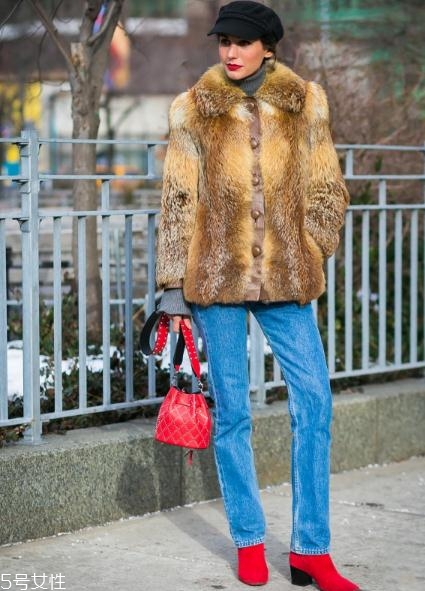 大紅色包包怎么搭配？新年就要紅紅火火