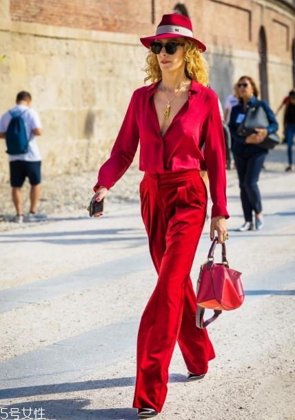 大紅色包包怎么搭配？新年就要紅紅火火