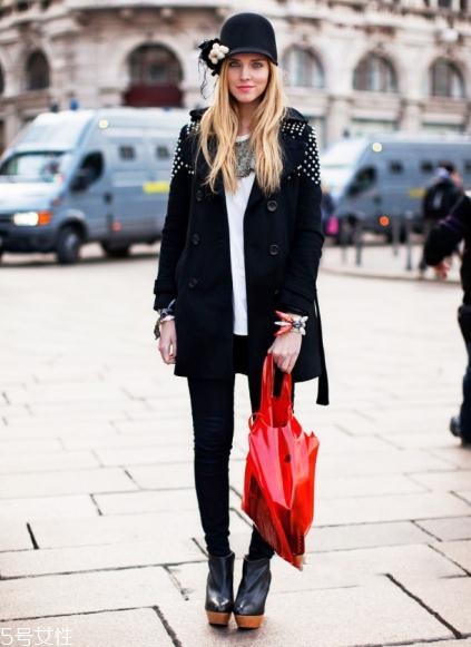 大紅色包包怎么搭配？新年就要紅紅火火