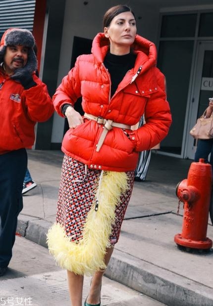 大紅色外套配什么顏色打底衫？四款顏色搭配照亮冬季