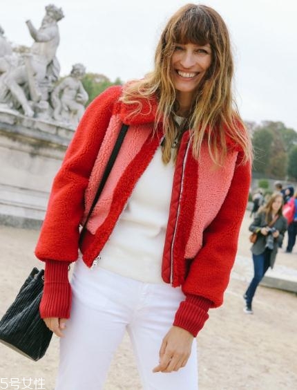 大紅色外套配什么顏色打底衫？四款顏色搭配照亮冬季