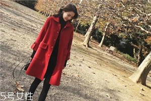 大紅色大衣配什么顏色毛衣？新年就要中國(guó)紅