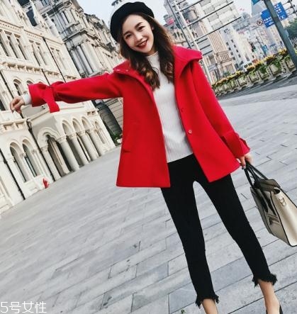 大紅色大衣配什么顏色毛衣？新年就要中國(guó)紅