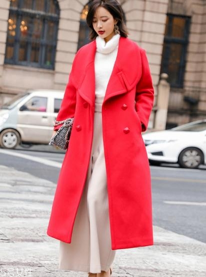 大紅色大衣配什么顏色毛衣？新年就要中國(guó)紅