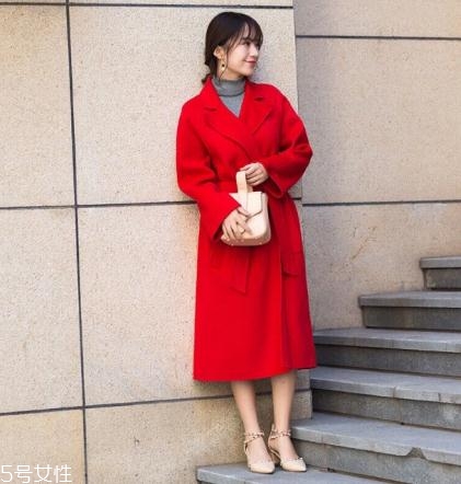 大紅色大衣配什么顏色毛衣？新年就要中國(guó)紅