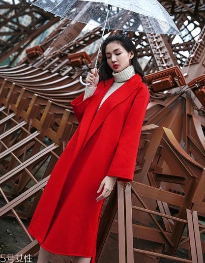 大紅色大衣配什么顏色毛衣？新年就要中國(guó)紅