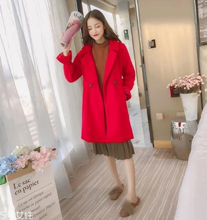 大紅色大衣配什么顏色毛衣？新年就要中國(guó)紅