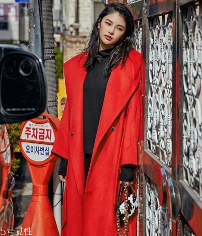 大紅色大衣配什么顏色毛衣？新年就要中國(guó)紅