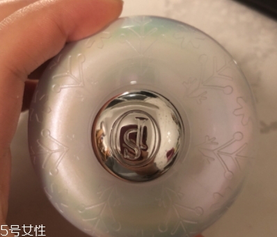 perfect skin雪花磁石氣墊和愛敬水粉霜哪個(gè)好 perfect skin雪花磁石氣墊和愛敬水粉霜哪個(gè)好