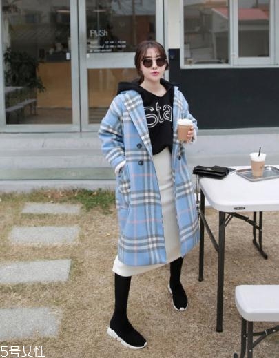 藍(lán)色大衣里面搭配什么？這樣穿更優(yōu)雅
