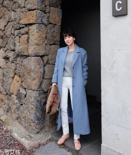 藍(lán)色大衣里面搭配什么？這樣穿更優(yōu)雅