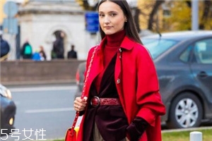 大紅色大衣里面要配什么好看？不同內(nèi)搭不同風格