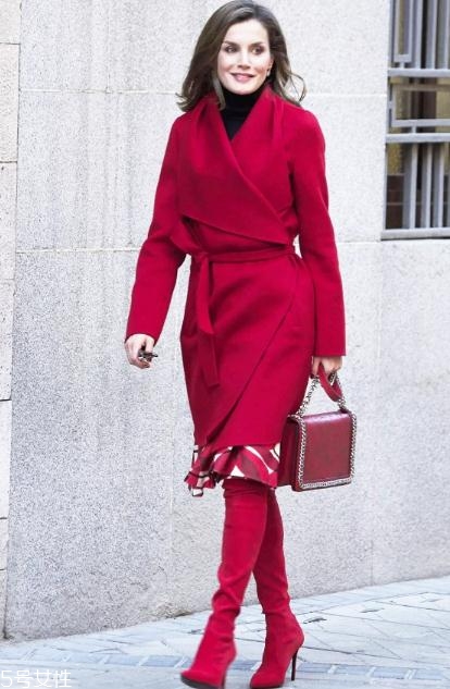 大紅色大衣里面要配什么好看？不同內(nèi)搭不同風格
