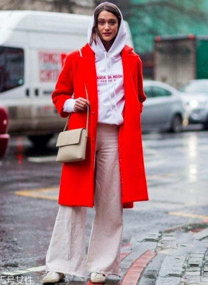 大紅色大衣里面要配什么好看？不同內(nèi)搭不同風格