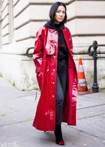 大紅色大衣里面要配什么好看？不同內(nèi)搭不同風格