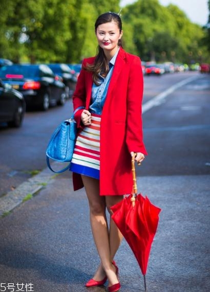 大紅色大衣里面要配什么好看？不同內(nèi)搭不同風格