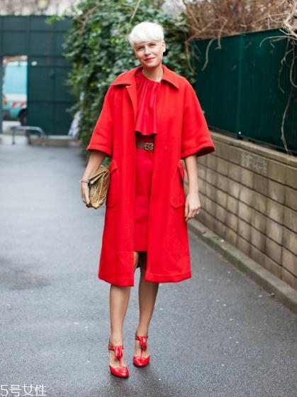 大紅色大衣里面要配什么好看？不同內(nèi)搭不同風格