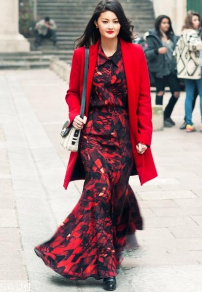 大紅色大衣里面要配什么好看？不同內(nèi)搭不同風格
