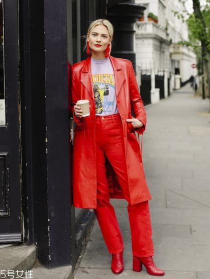 大紅色大衣里面要配什么好看？不同內(nèi)搭不同風格