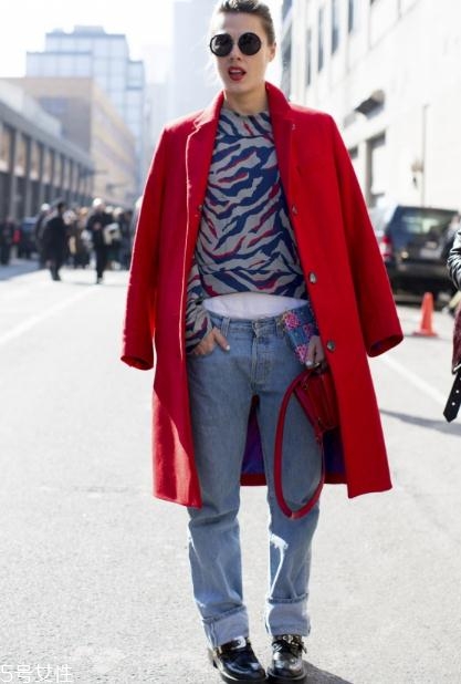 大紅色大衣里面要配什么好看？不同內(nèi)搭不同風格