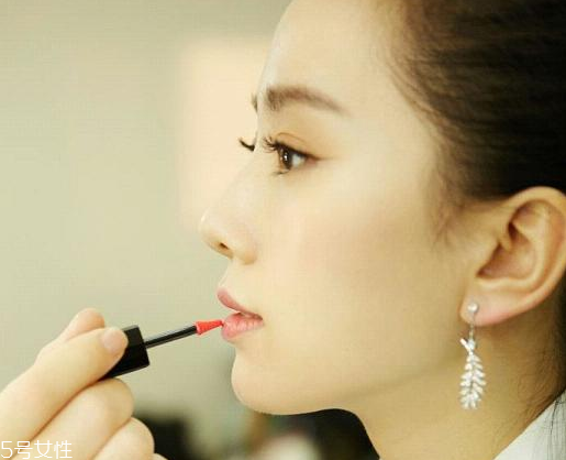 香奈兒唇釉738好看嗎？香奈兒唇釉738試色