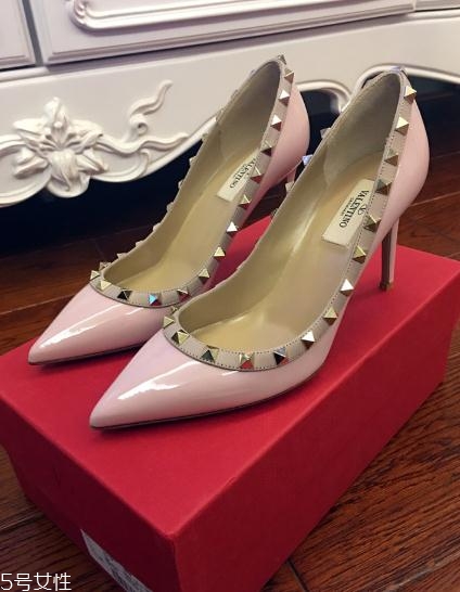 華倫天奴鉚釘鞋多少錢？腳尖上的春意盎然