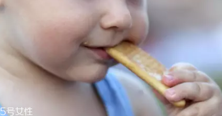 磨牙是因為受了委屈？孩子的心理狀況也會導(dǎo)致磨牙