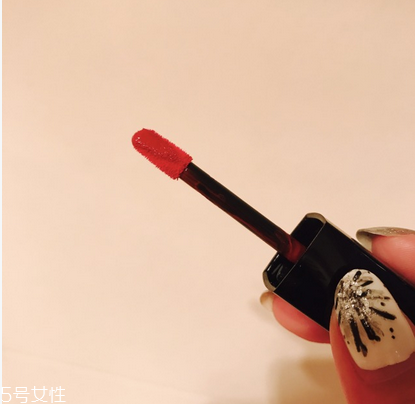 香奈兒炫亮魅力印記唇釉哪個(gè)色號(hào)好看？質(zhì)感超棒