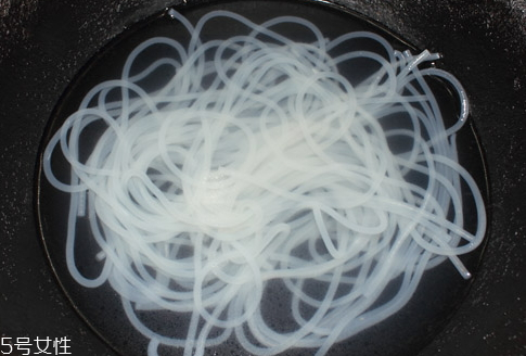 粉條用熱水泡還是涼水 粉條泡制小技巧 粉條用熱水泡還是涼水 粉條泡制小技巧