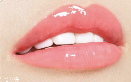 香奈兒可可小姐唇露748什么色？香奈兒水晶糖光透唇釉全試色