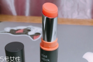 The Face Shop潤唇膏03水蜜桃試色 微提亮適合打底 The Face Shop潤唇膏03水蜜桃試色 微提亮適合打底