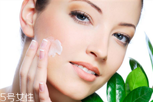 面霜的作用 保濕霜和保濕乳液的區(qū)別 面霜的作用 保濕霜和保濕乳液的區(qū)別