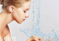 洗臉有白皮怎么回事？洗面奶太強勁