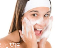 洗臉有白皮怎么回事？洗面奶太強勁