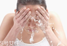 洗臉有白皮怎么回事？洗面奶太強勁