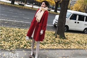 大紅色大衣配什么顏色圍巾好看？六種搭配溫暖冬季