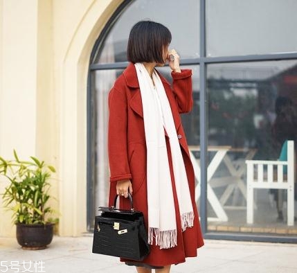 大紅色大衣配什么顏色圍巾好看？六種搭配溫暖冬季