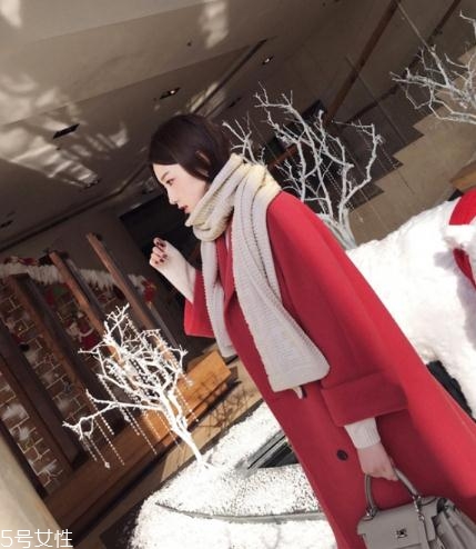 大紅色大衣配什么顏色圍巾好看？六種搭配溫暖冬季