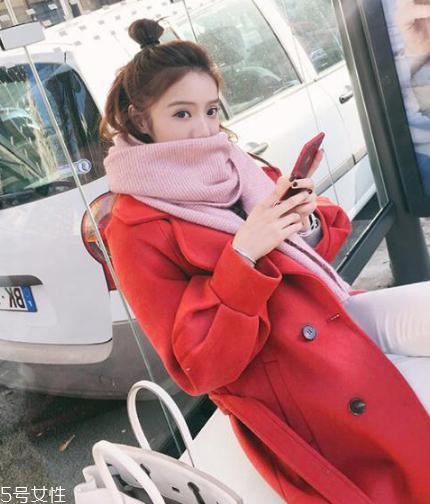 大紅色大衣配什么顏色圍巾好看？六種搭配溫暖冬季