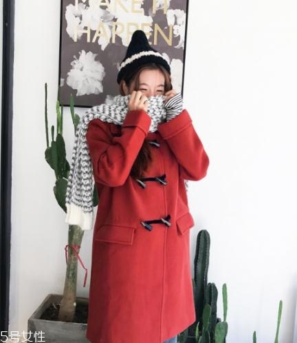 大紅色大衣配什么顏色圍巾好看？六種搭配溫暖冬季