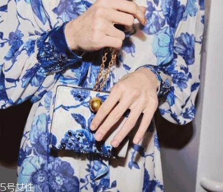 tory burch是幾線品牌？萬(wàn)年不過(guò)時(shí)的包包