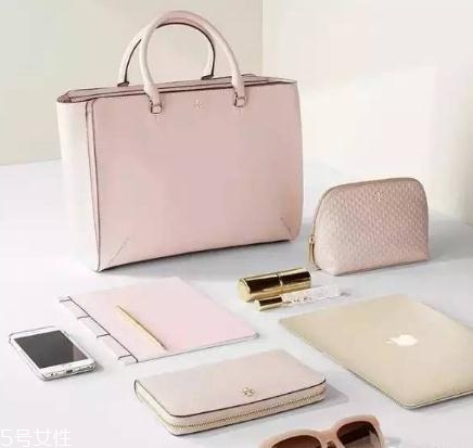 tory burch是幾線品牌？萬(wàn)年不過(guò)時(shí)的包包