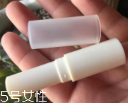 潤唇膏要怎么清潔？用前刮掉一層