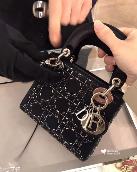 迪奧戴妃包多少錢？名媛氣質與生俱來