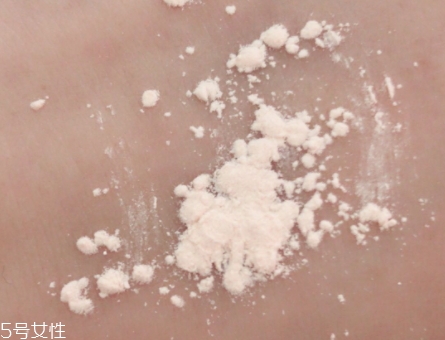 散粉可以直接涂臉上嗎？不建議直接用
